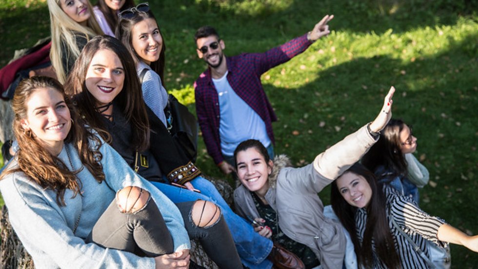 studenci leżący na trawie