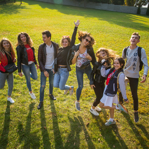 studenci skaczą na trawie