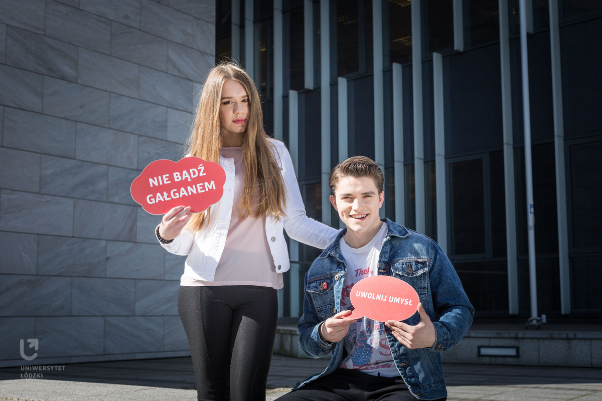 dwoje studentów jeden kuca