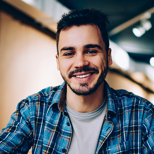 mężczyzna w koszulce w kratkę