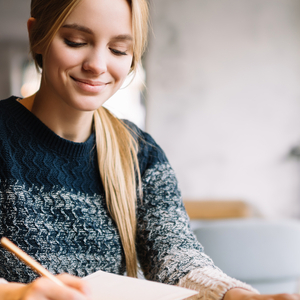 uśmiechnięta kobieta pisze