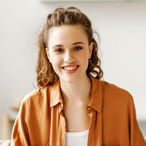 kobieta w pomarańczowym swetrze