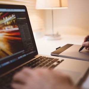 ręce pracują przy laptopie