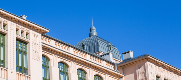 Budynek w mieście pod niebem